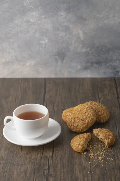 Galletas Avena Con Semillas Cereales Cerca Una Taza Blanca Negro — Foto de Stock