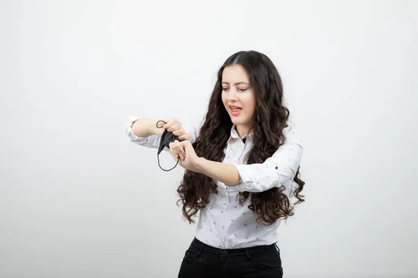 Immagine Una Giovane Donna Con Una Maschera Nera Sul Bianco — Foto Stock