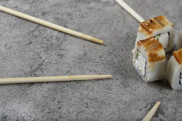 Unagi Sushi Philadelphia Rotola Con Bacchette Monouso Legno Poste Uno — Foto Stock