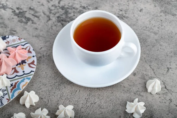 Тарелка Красочных Сладких Безе Конфеты Чашку Чая Каменном Фоне Высокое — стоковое фото