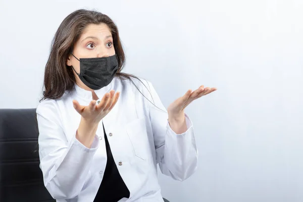 Ritratto Dottoressa Maschera Medica Cappotto Bianco Che Litiga Con Qualcuno — Foto Stock