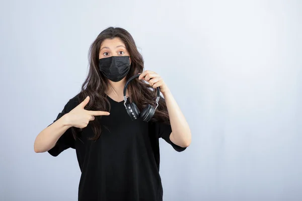 Mujer Morena Con Pelo Largo Máscara Médica Apuntando Los Auriculares — Foto de Stock