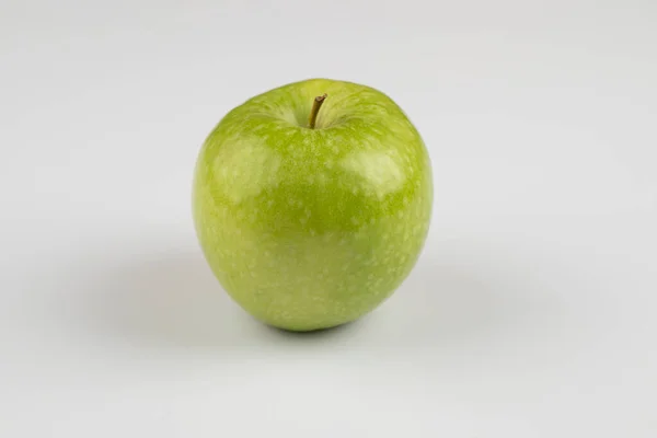 Pojedyncze Świeże Zielone Jabłko Umieszczone Białym Tle Wysokiej Jakości Zdjęcie — Zdjęcie stockowe