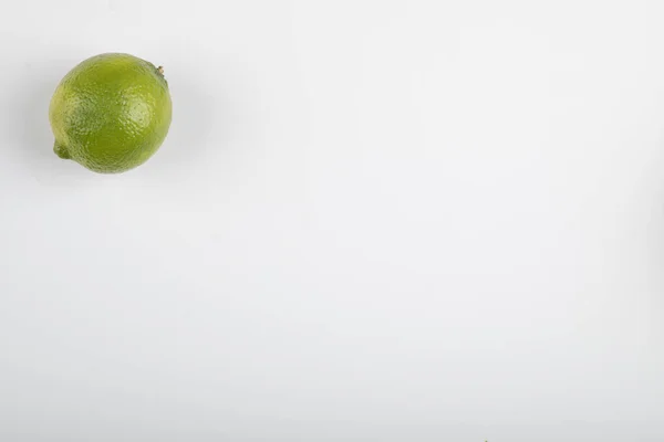 Egyetlen Érett Lime Gyümölcs Izolált Fehér Alapon Kiváló Minőségű Fénykép — Stock Fotó