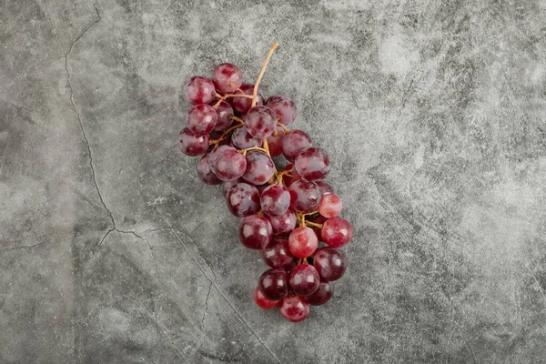 Grappe Raisins Rouges Frais Mûrs Surface Marbre Photo Haute Qualité — Photo