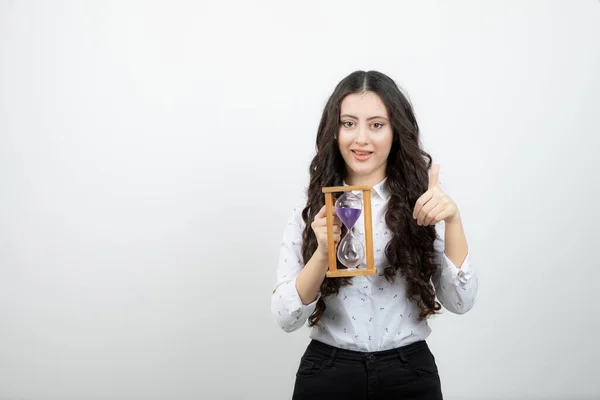 Menina Bonita Com Cabelo Longo Segurando Ampulheta Dando Polegares Para — Fotografia de Stock