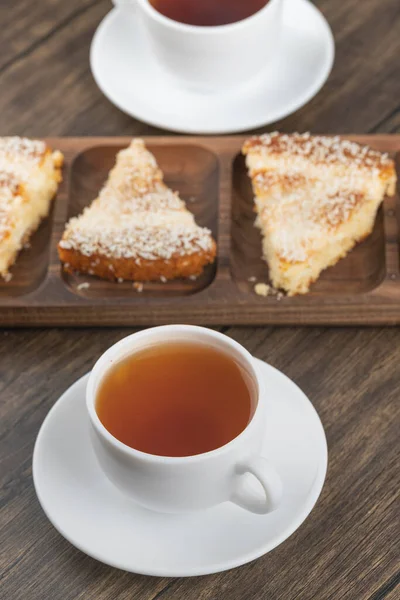 Dessert Tranches Gâteau Avec Copeaux Noix Coco Tasses Thé Placées — Photo