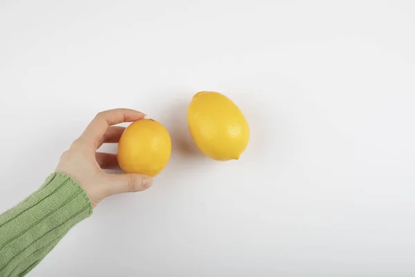 Mano Femenina Sosteniendo Limón Amarillo Fresco Sobre Fondo Blanco Foto —  Fotos de Stock