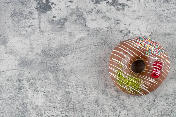 Delicioso Donut Chocolate Envidraçado Com Polvilhas Fundo Pedra Foto Alta — Fotografia de Stock