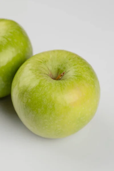 Dwa Dojrzałe Zielone Jabłka Umieszczone Białym Tle Wysokiej Jakości Zdjęcie — Zdjęcie stockowe