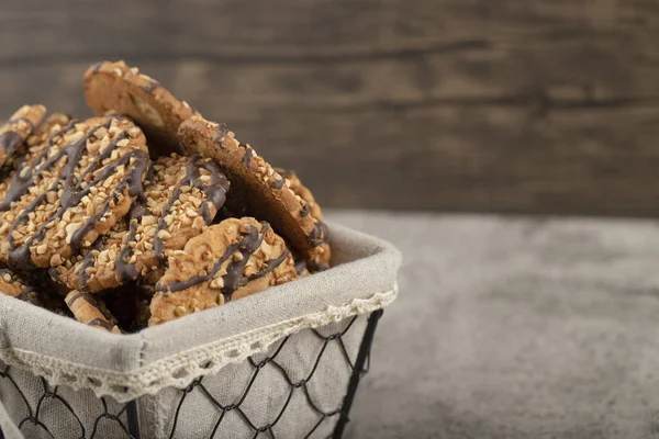 Bir sepet yulaf ezmeli kurabiye ve taşın üstünde çikolata. Yüksek kalite fotoğraf