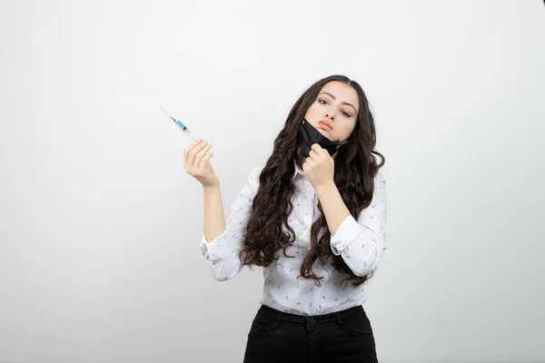 Immagine Una Bella Ragazza Maschera Medica Che Tiene Una Siringa — Foto Stock