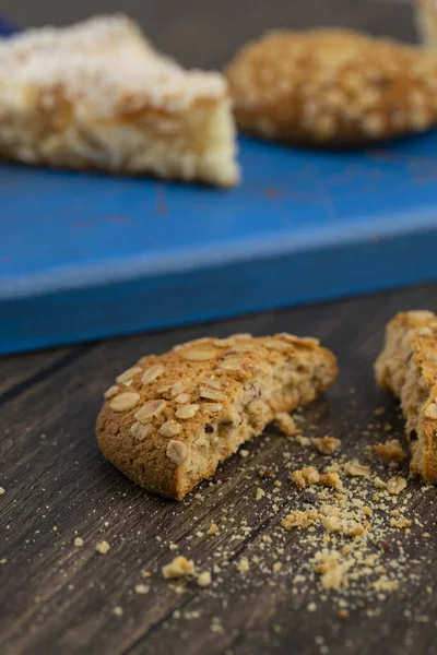 Biscoito Aveia Quebrado Com Cereais Sementes Colocadas Uma Mesa Madeira — Fotografia de Stock