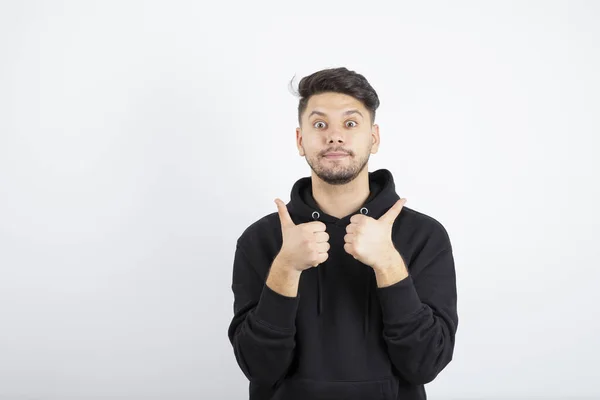 Imagem Jovem Capuz Preto Dando Polegares Para Cima Foto Alta — Fotografia de Stock