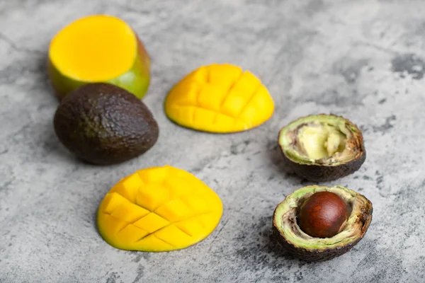 Frische Mangofrüchte Und Avocado Scheiben Geschnitten Auf Steinhintergrund Hochwertiges Foto — Stockfoto