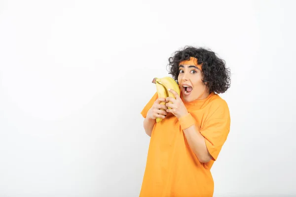 Красива Кучерява Жінка Футболці Позує Бананами Високоякісна Фотографія — стокове фото