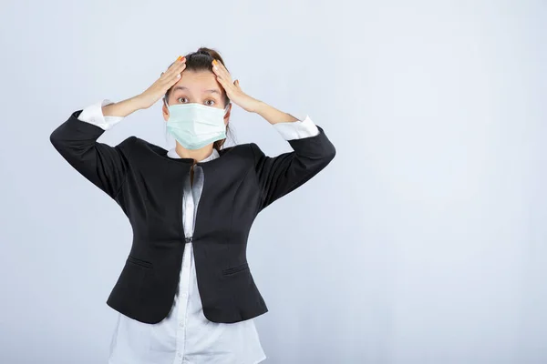 Foto Van Een Jonge Vrouw Met Een Masker Die Haar — Stockfoto