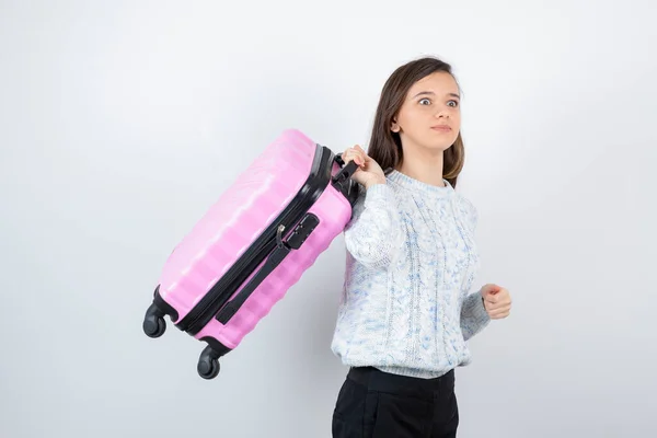 Junge Touristin Mit Pinkfarbenem Koffer Wartet Auf Ihr Ziel Hochwertiges — Stockfoto