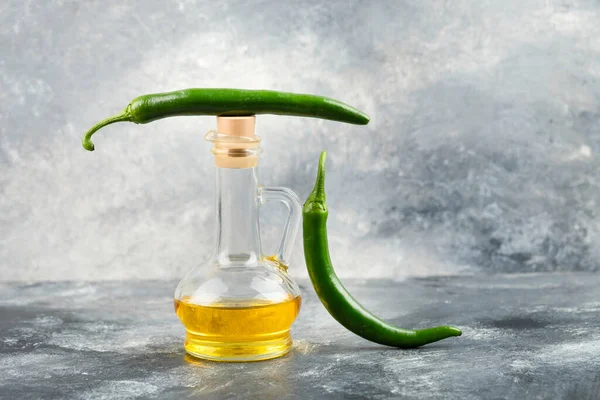 Groene Chili Pepers Met Een Glazen Fles Olie Een Marmeren — Stockfoto