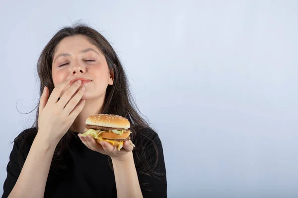 Photo Beautiful Young Woman Holding Delicious Meat Burger Wanting Eat — Photo