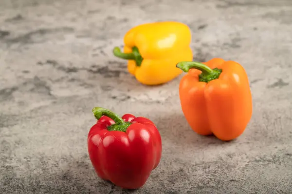 Tre Colorati Peperoni Maturi Sfondo Pietra Foto Alta Qualità — Foto Stock