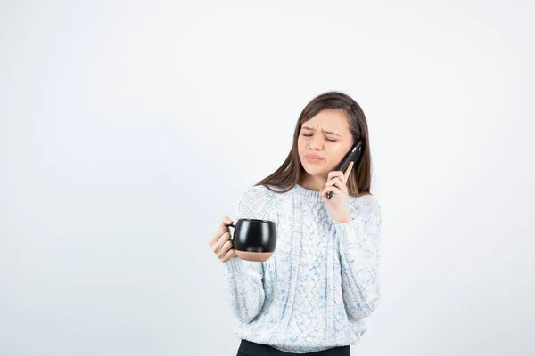 Mujer Joven Sosteniendo Una Taza Café Caliente Hablando Por Teléfono —  Fotos de Stock