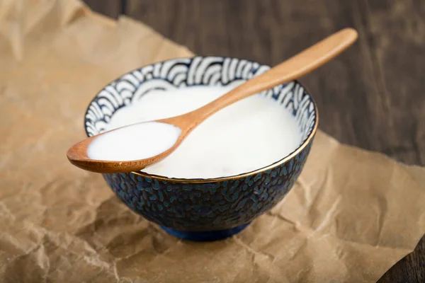 Leche Fresca Tazón Con Cuchara Madera Colocada Sobre Una Mesa —  Fotos de Stock