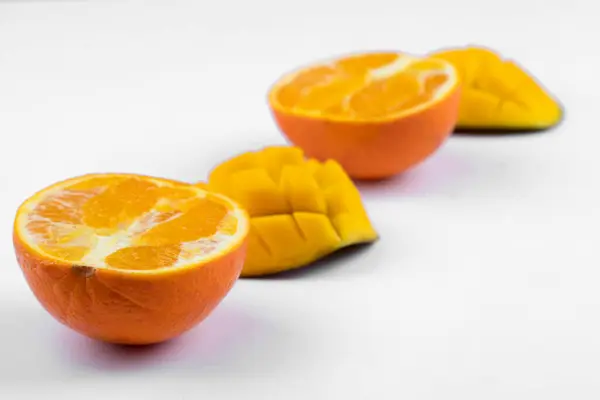 Plasterki Słodkiej Pomarańczy Plastrami Owoców Mango Umieszczone Białym Tle Wysokiej — Zdjęcie stockowe