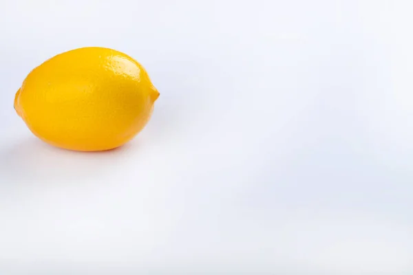 Pojedyncza Cała Żółta Cytryna Wyizolowana Białym Tle Wysokiej Jakości Zdjęcie — Zdjęcie stockowe