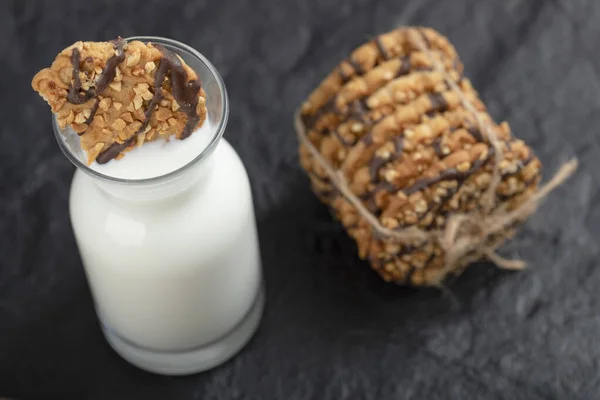 Biscotti Sesamo Freschi Con Bottiglia Latte Sfondo Nero Foto Alta — Foto Stock