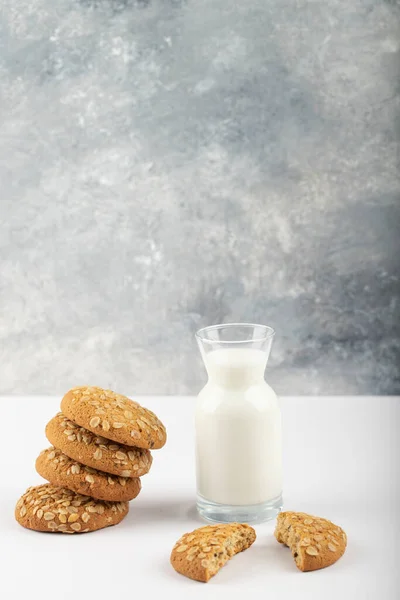 Biscoitos Multigrãos Com Leite Fresco Colocado Toalha Mesa Azul Foto — Fotografia de Stock