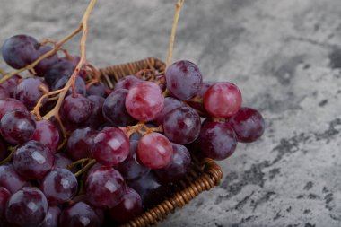 Arka planda kırmızı üzüm sepeti var. Yüksek kalite fotoğraf