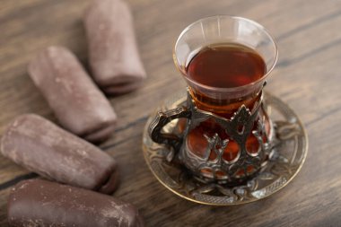 Tahta masaya yerleştirilmiş bir bardak siyah çay. Yüksek kalite fotoğraf