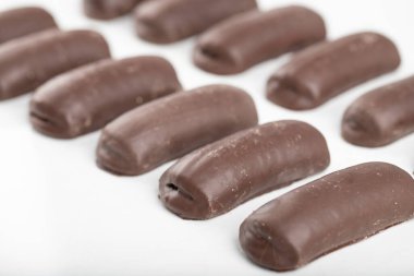 Beyaz arka plana yerleştirilmiş lezzetli çikolatalı kekler. Yüksek kalite fotoğraf