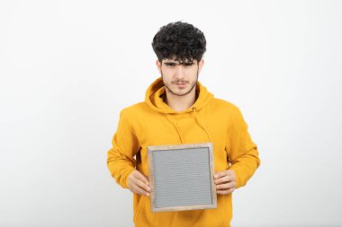 Gri çerçeveli, ayakta duran esmer bir adamın portresi. Yüksek kalite fotoğraf