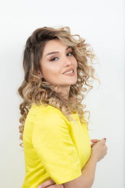 Genç, güzel sarışın kadın stüdyo geçmişine karşı.