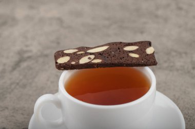 Bir fincan siyah çay ve taştan bir masaya yerleştirilmiş fındıklı dilimlenmiş ekmek. Yüksek kalite fotoğraf