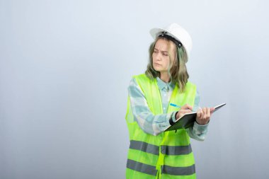 Genç bayan mühendisin beyaz duvara fikirlerini yazdığı fotoğraf. Yüksek kalite fotoğraf