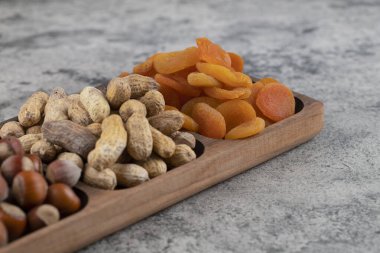 Tahtada fındıklı çıtır krakerler ve kabuklu fıstıklar. Yüksek kalite fotoğraf