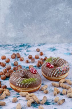 Organik fındıklı ve fıstıklı iki lezzetli çikolatalı çörek. Yüksek kalite fotoğraf