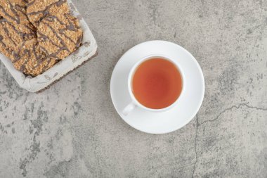 Sepette çikolata jöleli leziz çoklu tahıllı kurabiyeler ve bir fincan çay. Yüksek kalite fotoğraf