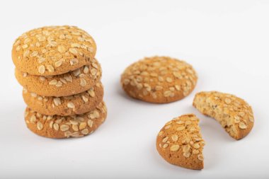 Beyaz arka plana yerleştirilmiş çok tahıllı kurabiyeler. Yüksek kalite fotoğraf