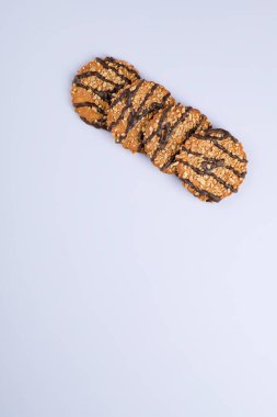Beyaz arka planda izole edilmiş çikolatalı kurabiye seti. Yüksek kalite fotoğraf