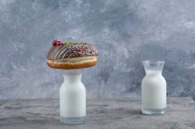 Bir bardak sütün üzerine çikolata parçacıklı donut. Yüksek kalite fotoğraf