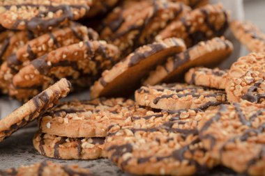Bir sepet yulaf ezmeli kurabiye ve taşın üstünde çikolata. Yüksek kalite fotoğraf