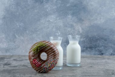 Bir lezzetli çikolata parçacıklı çörek ve bir bardak süt. Yüksek kalite fotoğraf