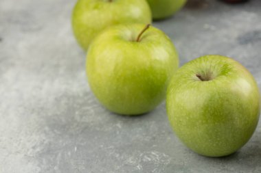 Beyaz arka plana yerleştirilmiş üç yeşil taze elma. Yüksek kalite fotoğraf