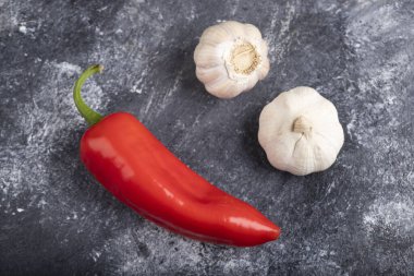Mermer üzerine organik sarımsaklı kırmızı biber. Yüksek kalite fotoğraf