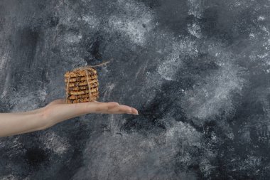 Kadın el ele tutuşma mermer arka planda yulaf ezmeli kurabiye yığını. Yüksek kalite fotoğraf