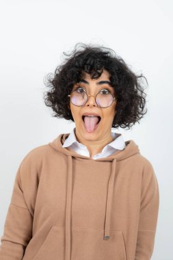 Beyaz arka planda poz veren genç bir kadın 